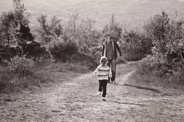 Baba ve kızı ormanda — Stok fotoğraf