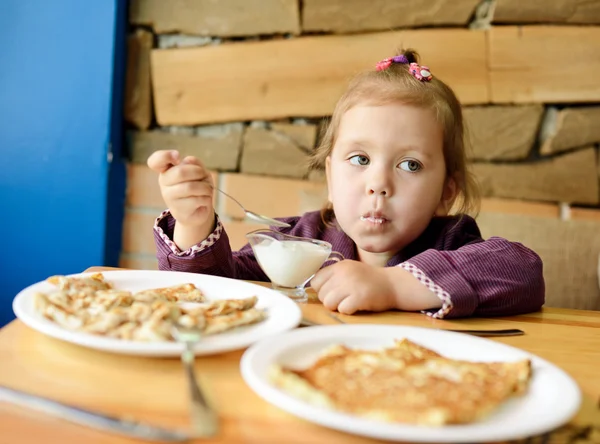 Dítě v kavárně — Stock fotografie