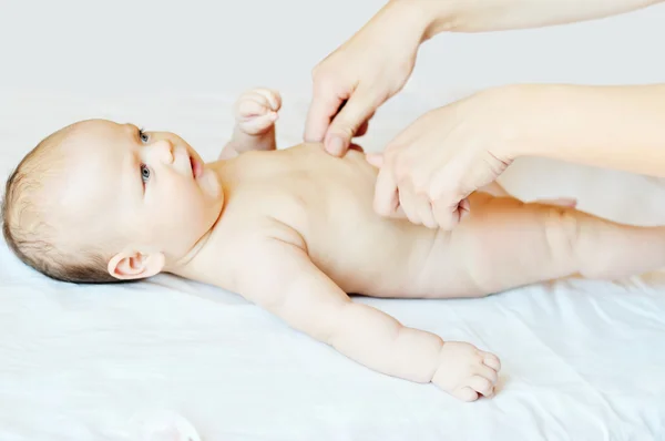 Babymassage — Stockfoto