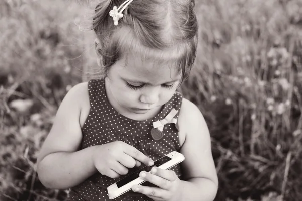 Bambino ragazza giocando smartphone — Foto Stock