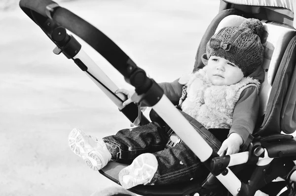 Meisje van de baby in de kinderwagen — Stockfoto