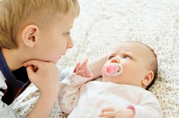 Bror och baby syster — Stockfoto