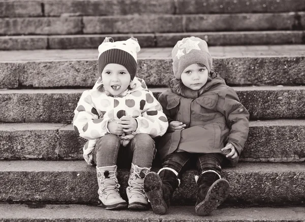 Dos amigos niños pequeños — Foto de Stock