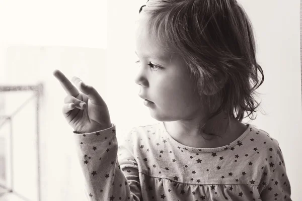 Niño pequeño cerca de la ventana — Foto de Stock