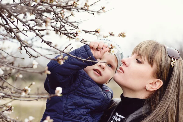 Vrouw met kind in het voorjaar van — Stockfoto