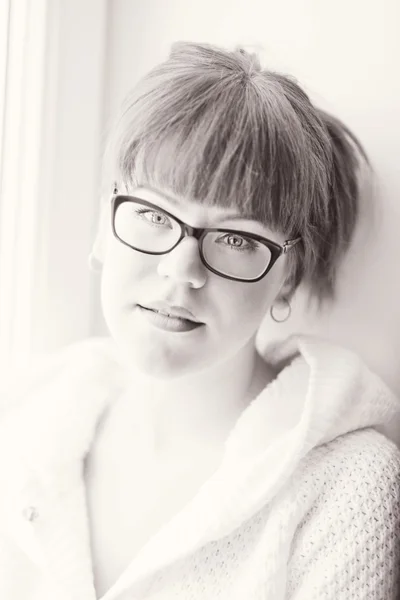 Giovane donna con gli occhiali — Foto Stock