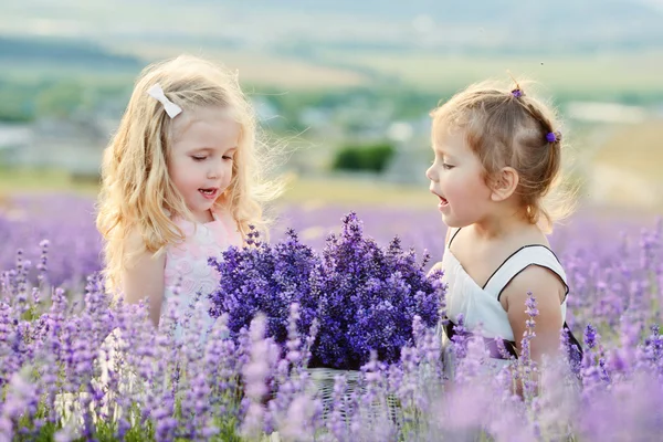 alanda iki mutlu kız