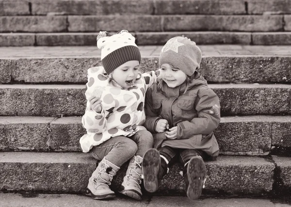 Dos amigos niños pequeños — Foto de Stock