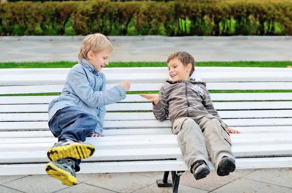 Jungen spielen Rock-Papier-Schere — Stockfoto