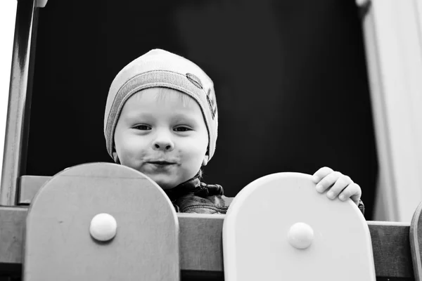 Peuter jongen op de speelplaats — Stockfoto