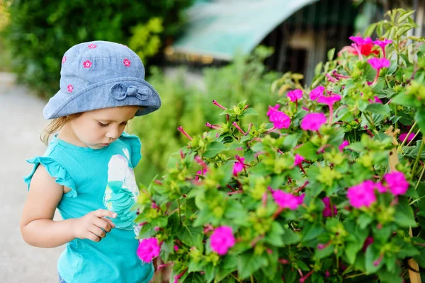 Niña cerca de las flores —  Fotos de Stock