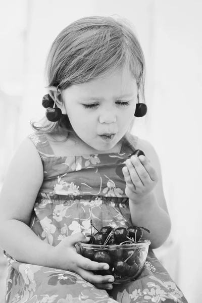 Kleines Mädchen beim fröhlichen Essen — Stockfoto