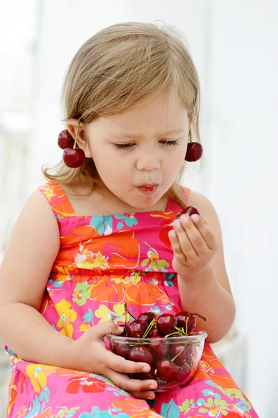 Küçük kız mutlu yemek — Stok fotoğraf