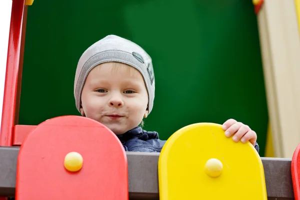 Menino criança no parque infantil — Fotografia de Stock