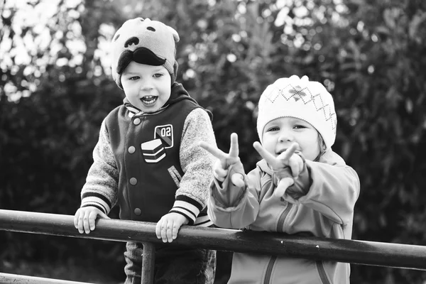 Crianças no parque — Fotografia de Stock