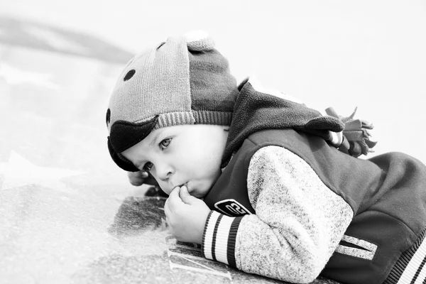 Niño pequeño en el paseo — Foto de Stock