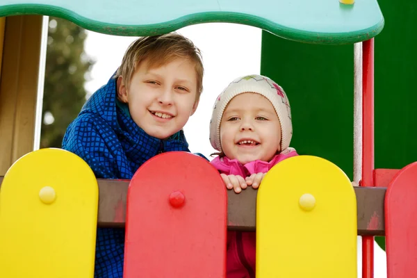 Kinderen op de playgorund — Stockfoto