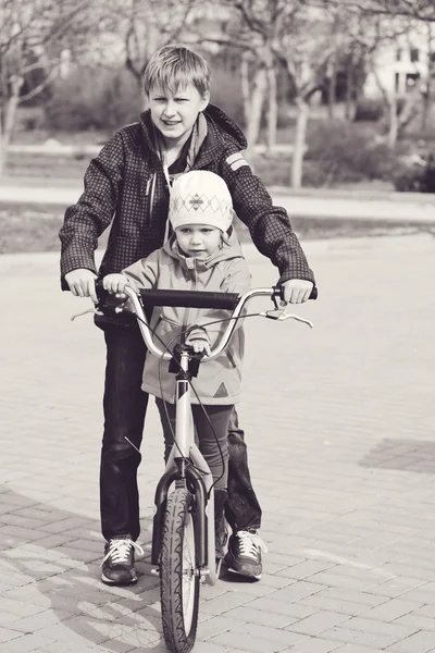 Brother and sister on the scooter — Stock Photo, Image