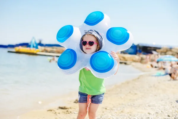 Girl with ring on the beach — Stock Photo, Image