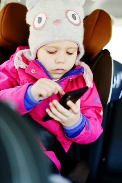 Chica jugando smartphone en coche —  Fotos de Stock