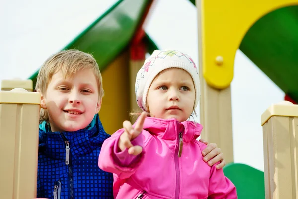 Glad bror och syster — Stockfoto