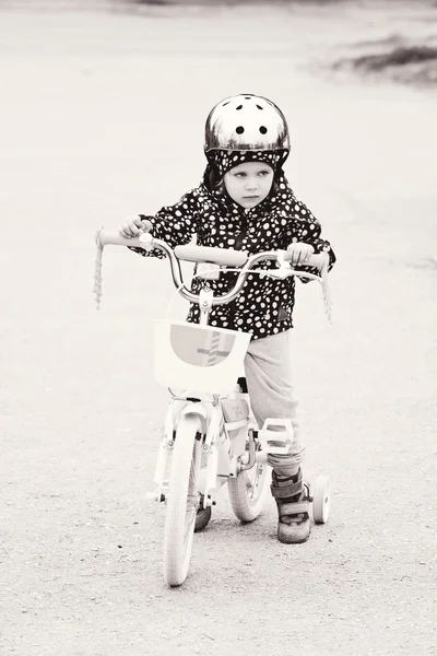 Kleines Mädchen und Fahrrad — Stockfoto
