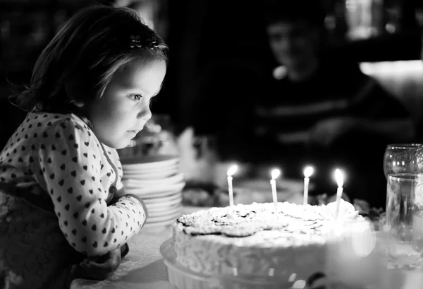 Liten flicka och födelsedag kaka — Stockfoto