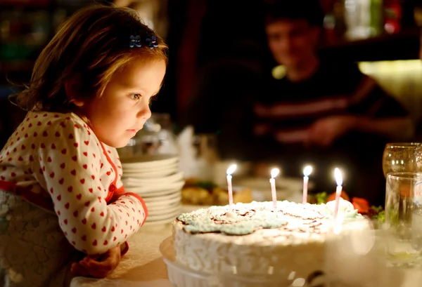 Liten flicka och födelsedag kaka — Stockfoto