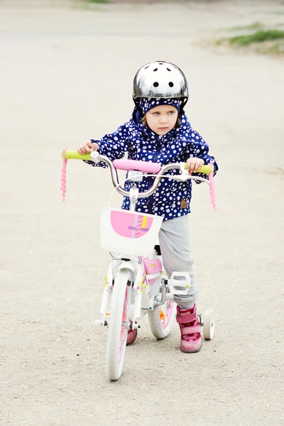 Klein meisje en fiets — Stockfoto