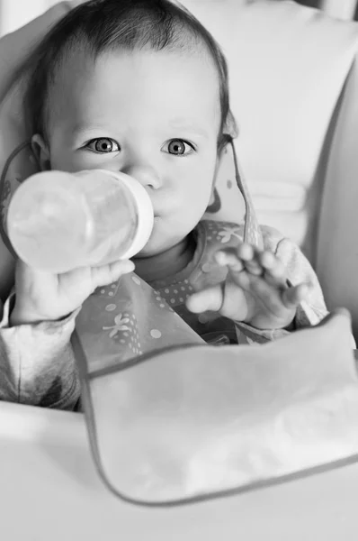 Is het drinken van baby — Stockfoto