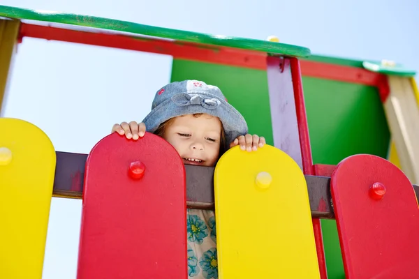Menina feliz no parque infantil — Fotografia de Stock