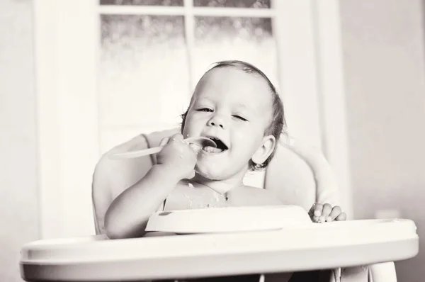 赤ちゃんを食べる — ストック写真