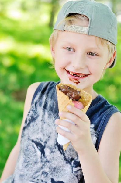 Bonito menino comendo saboroso sorvete — Fotografia de Stock