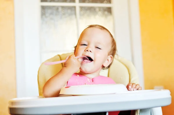 Comer bebé — Foto de Stock