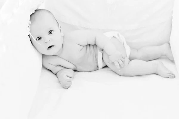 Baby rusten in het bed — Stockfoto