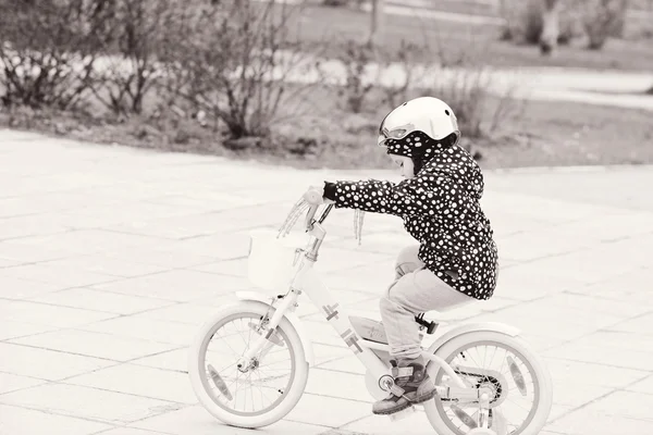 Mała dziewczynka jazda na rowerze — Zdjęcie stockowe