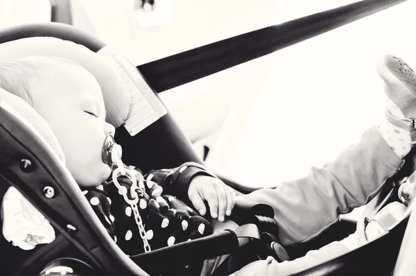Baby som sover i bilen — Stockfoto