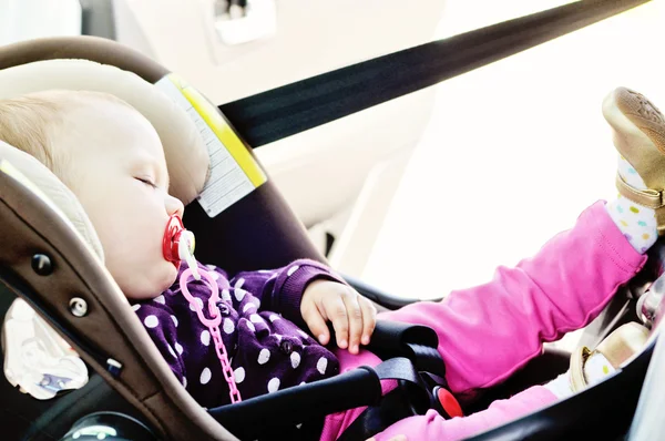 Baby slapen in de auto — Stockfoto