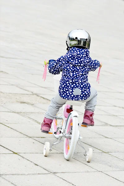 Klein meisje rijden een fiets — Stockfoto