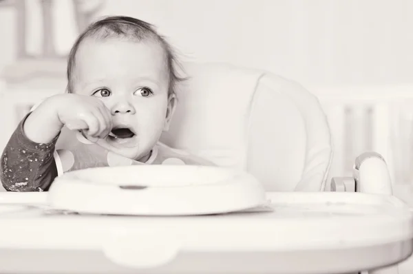 Klein meisje eten granen — Stockfoto