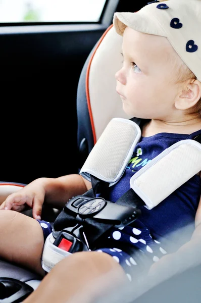 Bambino in un seggiolino auto di sicurezza — Foto Stock