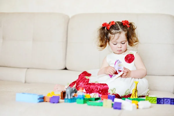 Toddler playing with blocks — Stock Photo, Image