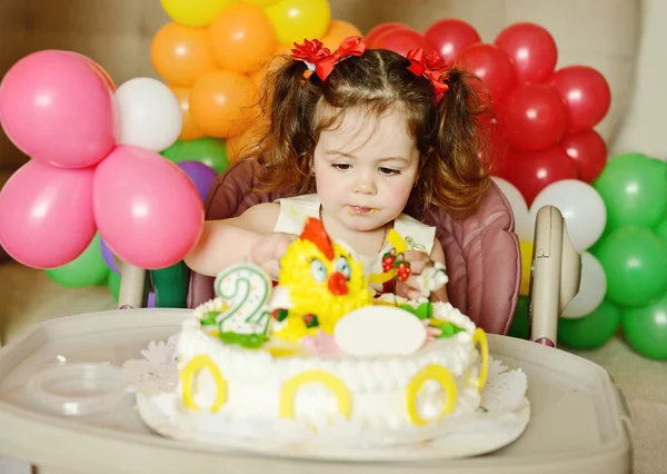 Doğum günü pastası ile yürümeye başlayan çocuk kız — Stok fotoğraf