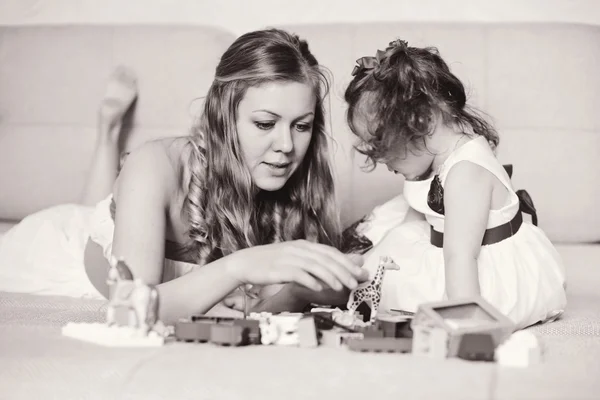 Mother and daughter playing with blocks — Stock Photo, Image