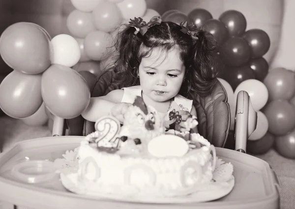 Menina com bolo de aniversário — Fotografia de Stock