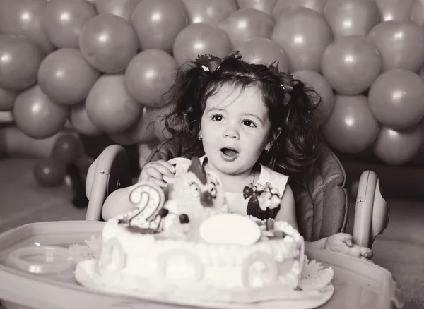 Flicka och födelsedag tårta — Stockfoto