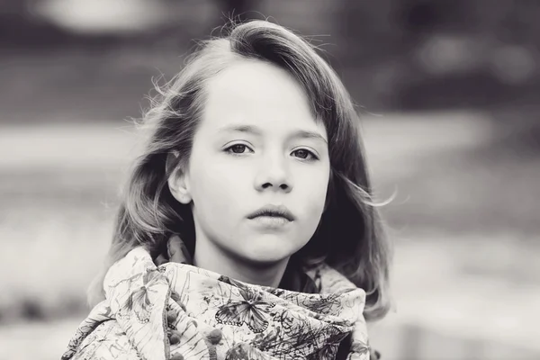 Retrato de menina loira — Fotografia de Stock