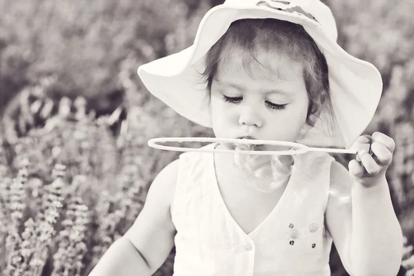 Toddler dziewczynka w lawendowym polu — Zdjęcie stockowe