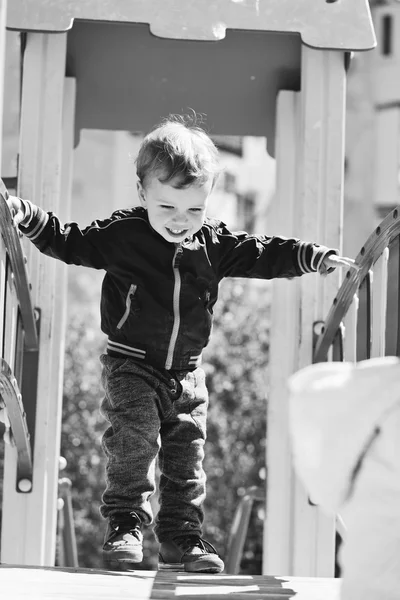 Menino feliz no parque infantil — Fotografia de Stock