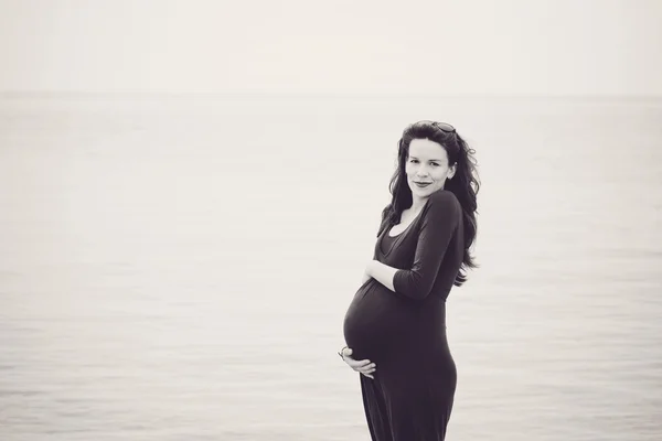 妊娠中の女性、海のそば — ストック写真